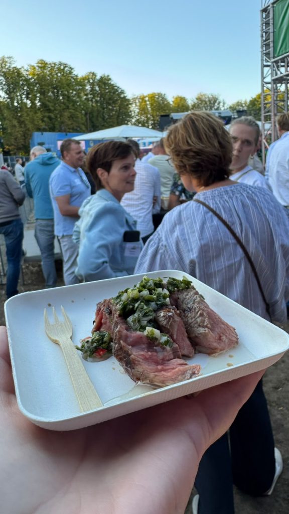 Gegrilde steak op een bordje tijdens een event