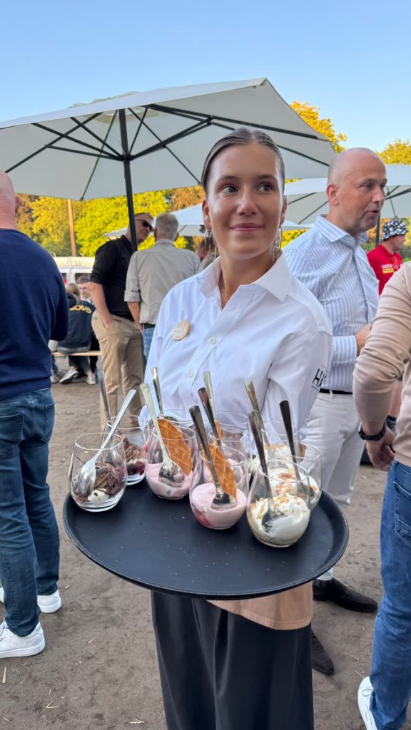 Bediening serveert hapjes in glaasjes op een event