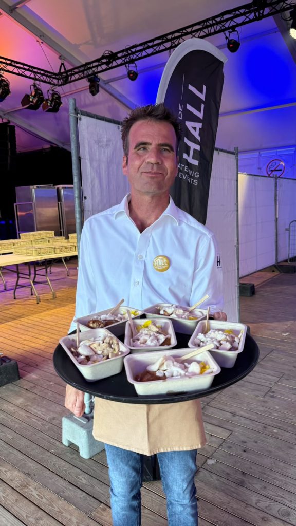 Crew van de HALL met hapjes in een eventtent