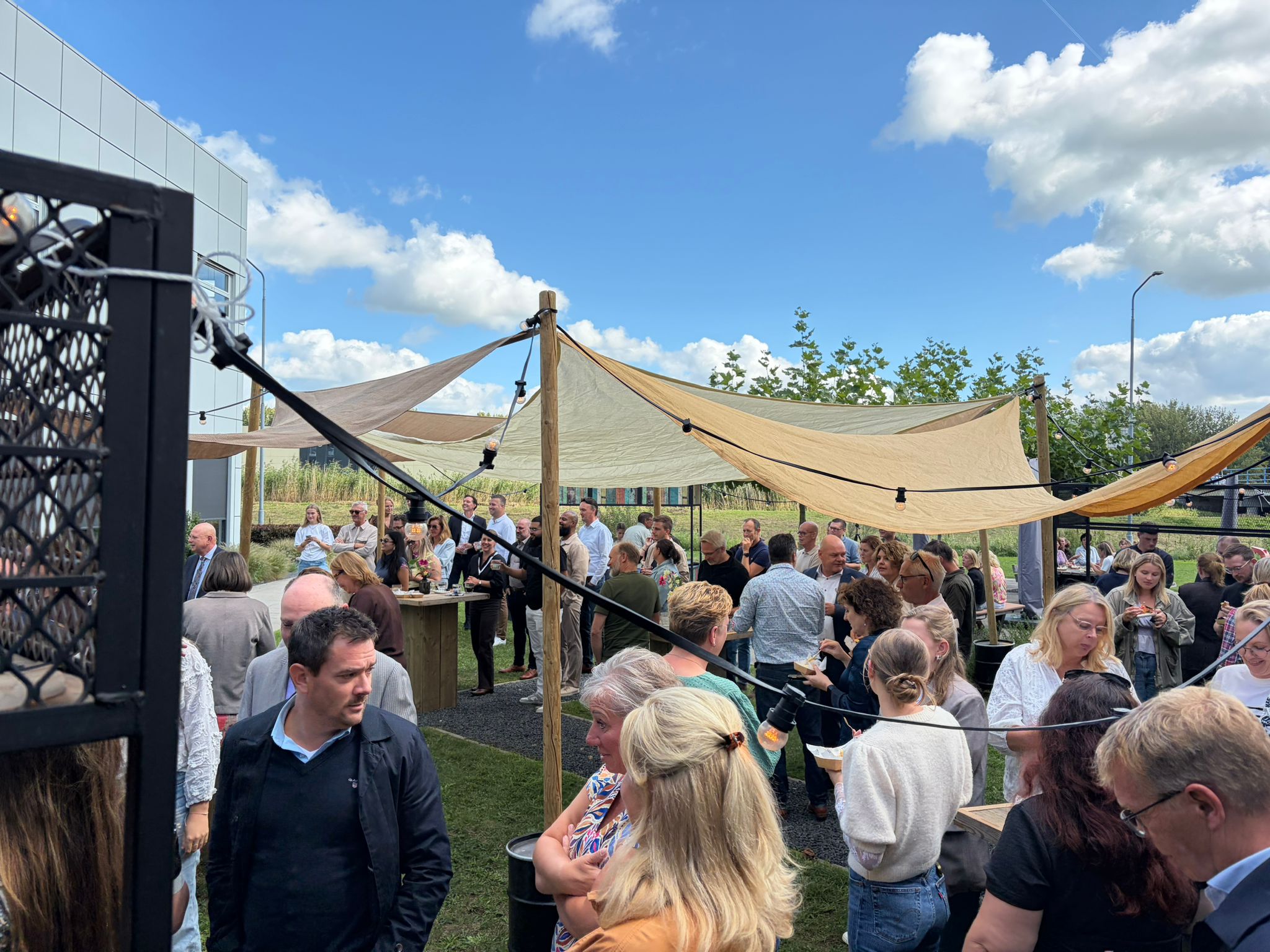 Buitenevent met schaduwdoeken