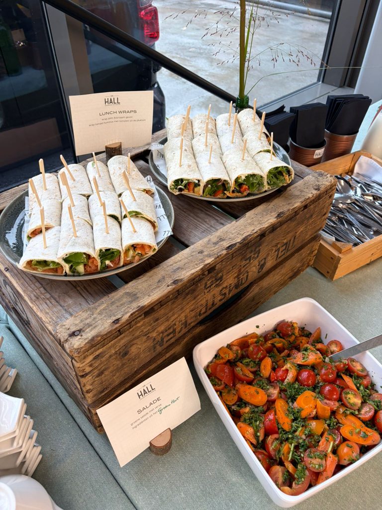 Wraps en salade voor een lunch op locatie
