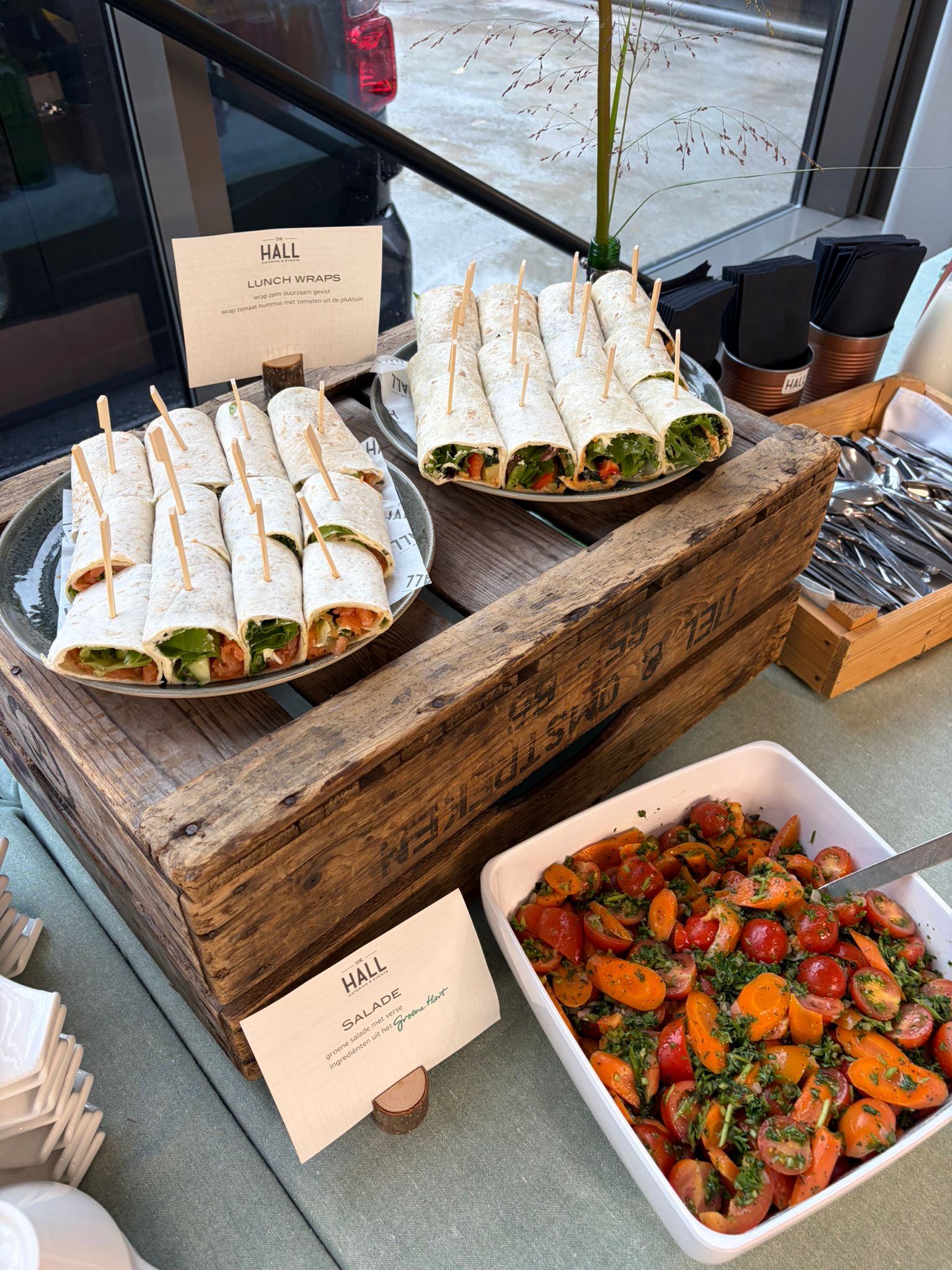 Wraps en salade voor een lunch op locatie