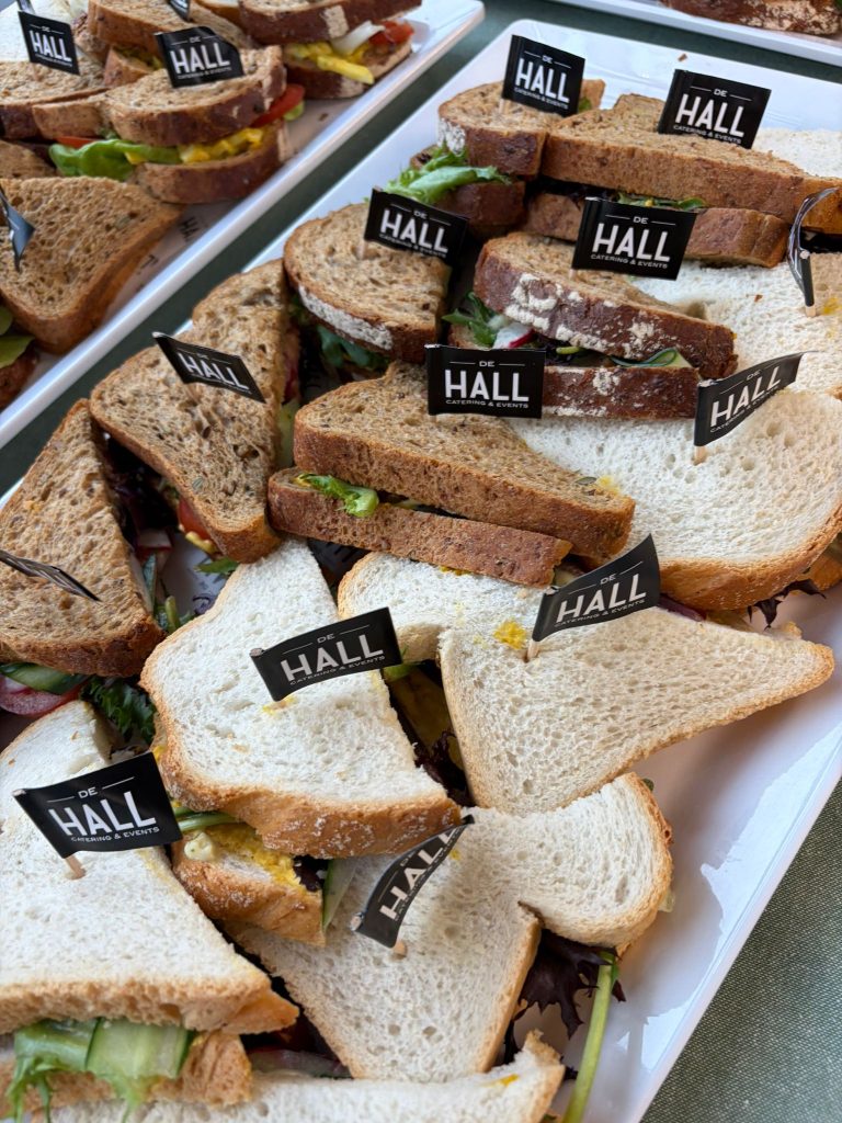 Belegde boterhammen voor een zakelijke lunch
