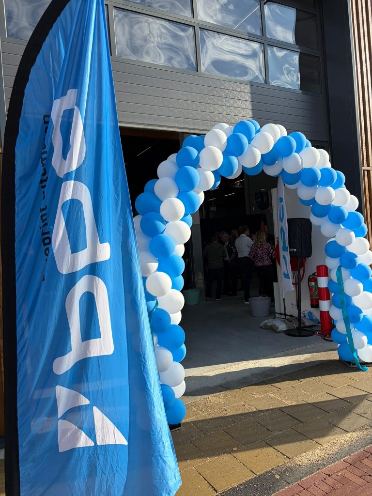 Walking diner bij een bedrijfsopening in een bedrijfshal
