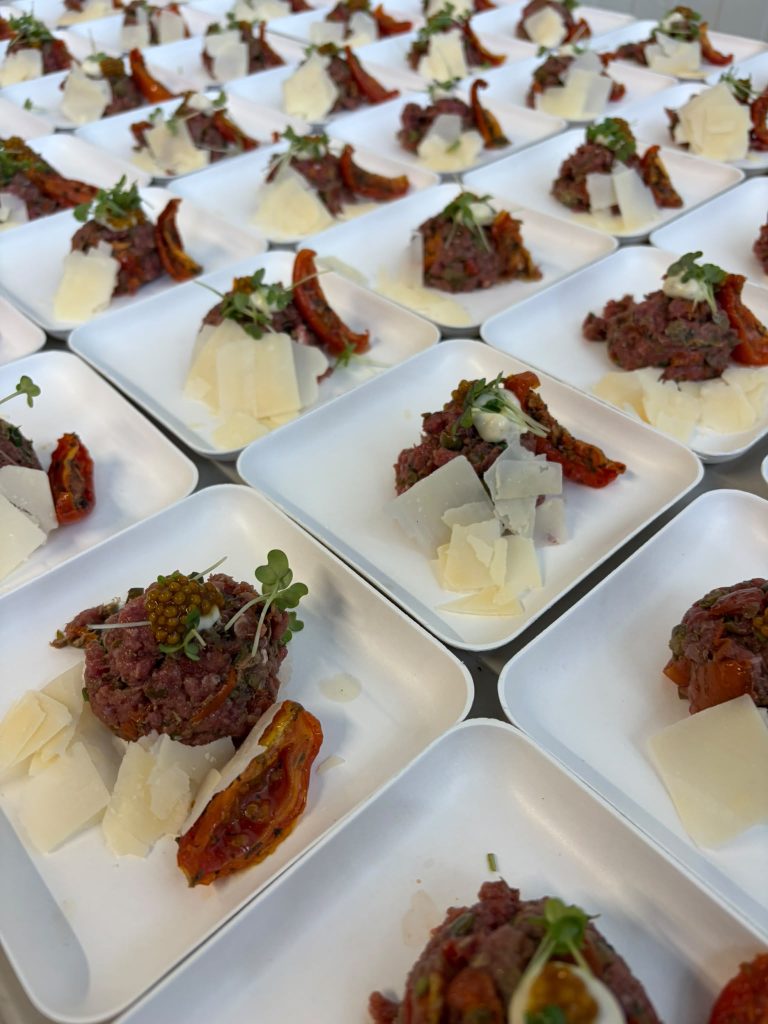 Walking diner gerechten op bordjes