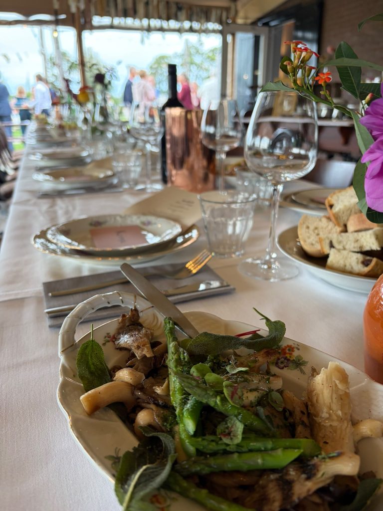 Groene asperges en paddenstoelen aan lange tafel