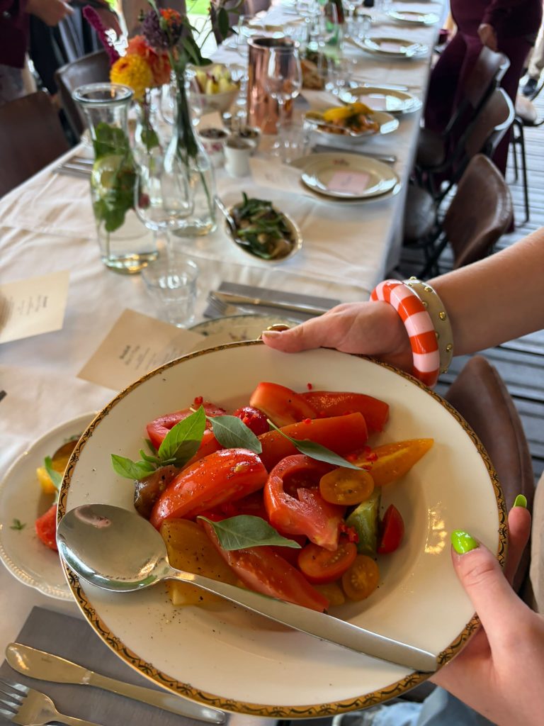 Tomatensalade wordt geserveerd aan lange tafel