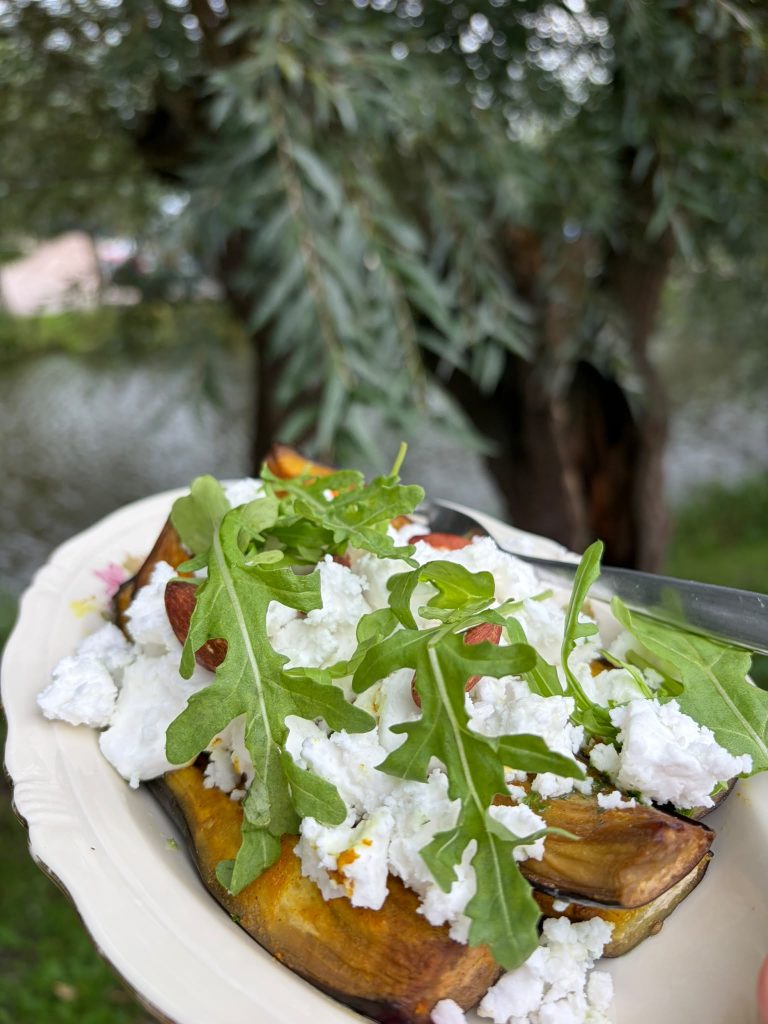 Geroosterde aubergine met feta en rucola