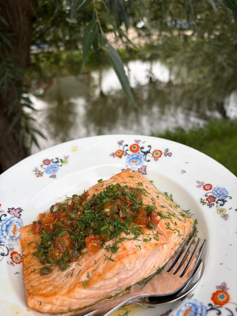 Zalm met kappertjes buiten onder een wilg