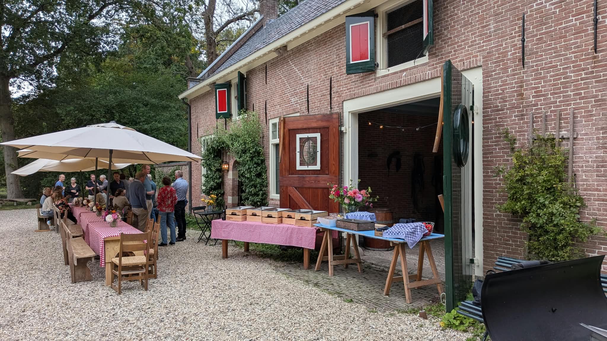 Buffet opgebouwd bij een koetshuis, catering op locatie door de HALL