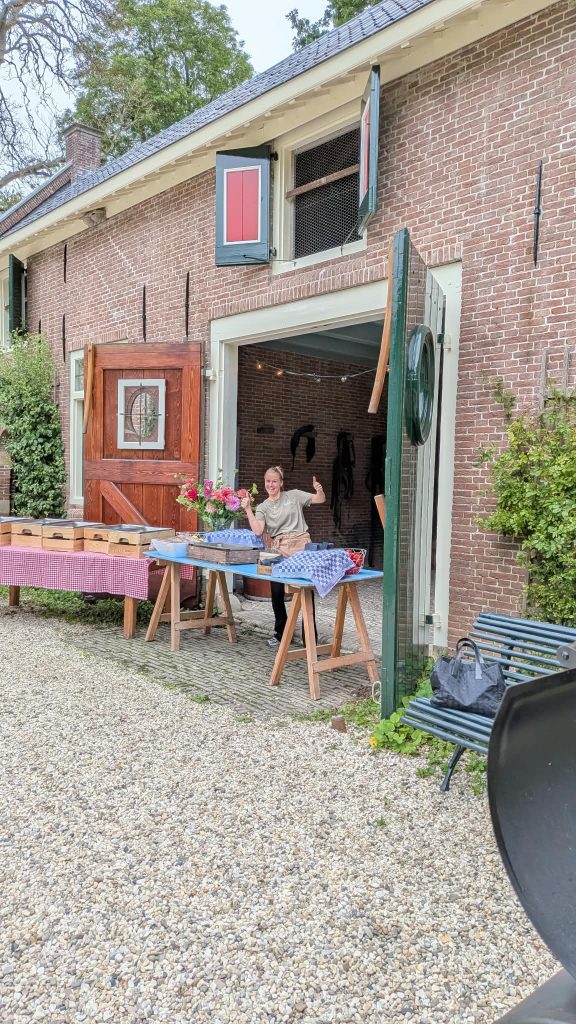 Medewerker van de HALL bij het buffet in een koetshuis