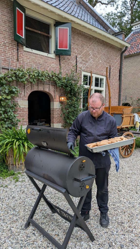 Chef van de HALL aan de BBQ bij een koetshuis