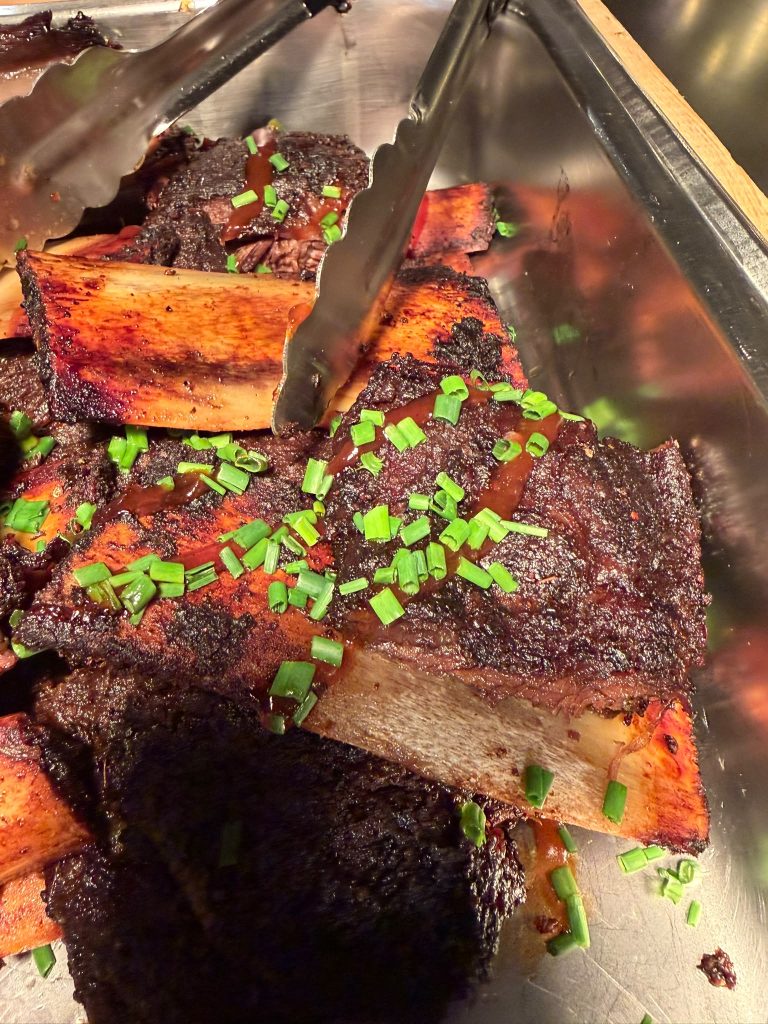Short ribs van de BBQ met bieslook