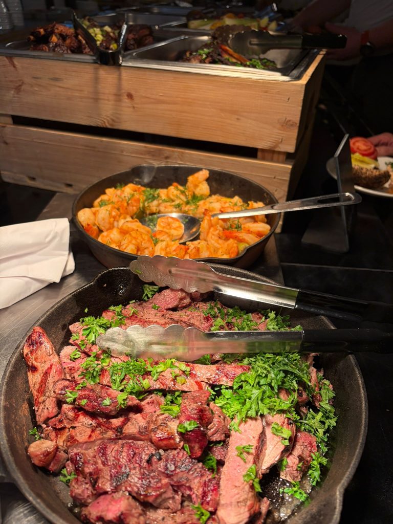 Gegrilde steak en gamba's in gietijzeren pannen