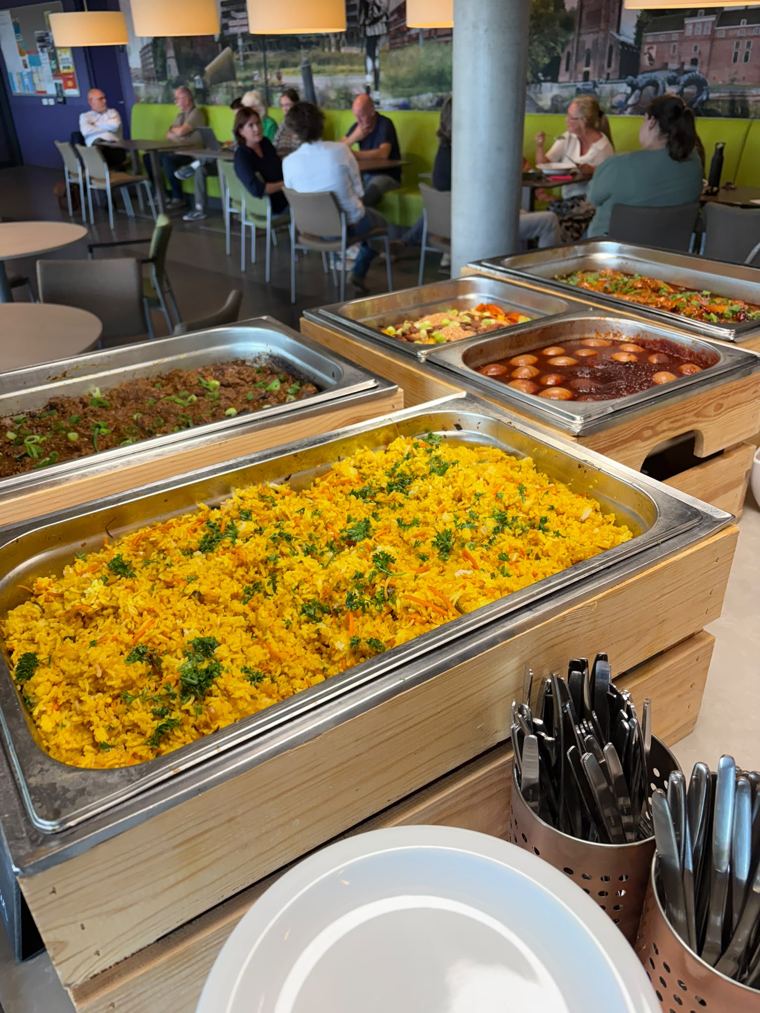 Warm buffet met rijst, stoof en gehaktballen, geserveerd op kantoor