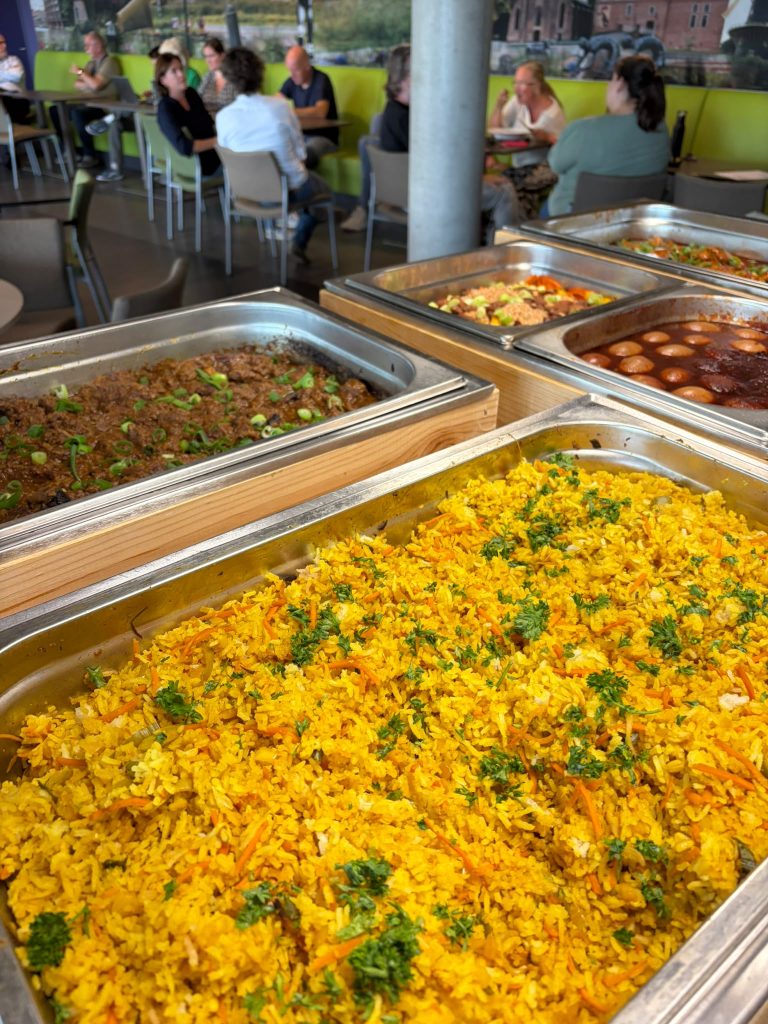 Warm buffet met gele rijst van de HALL