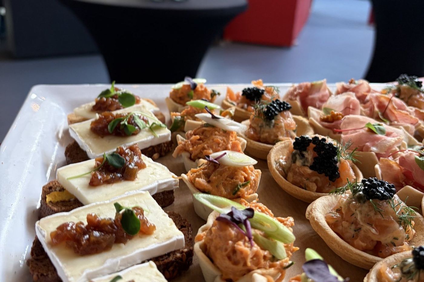 Borrelhapjes met brie, tartaar en ham, verzorgd door de HALL