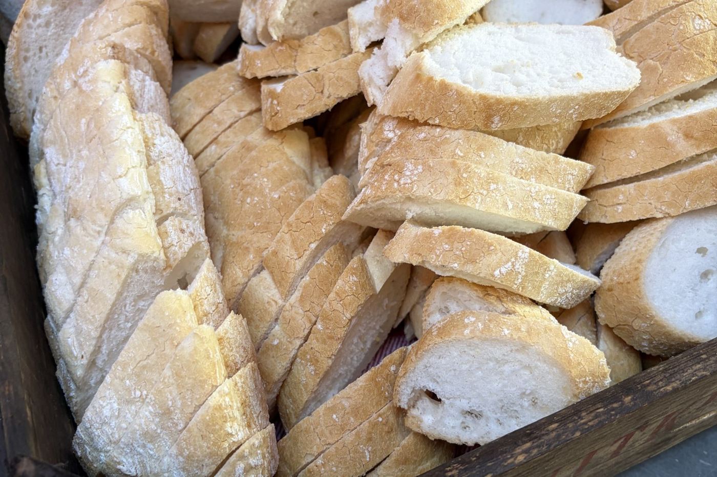 Vers gesneden stokbrood in een houten kist, lunch van de HALL