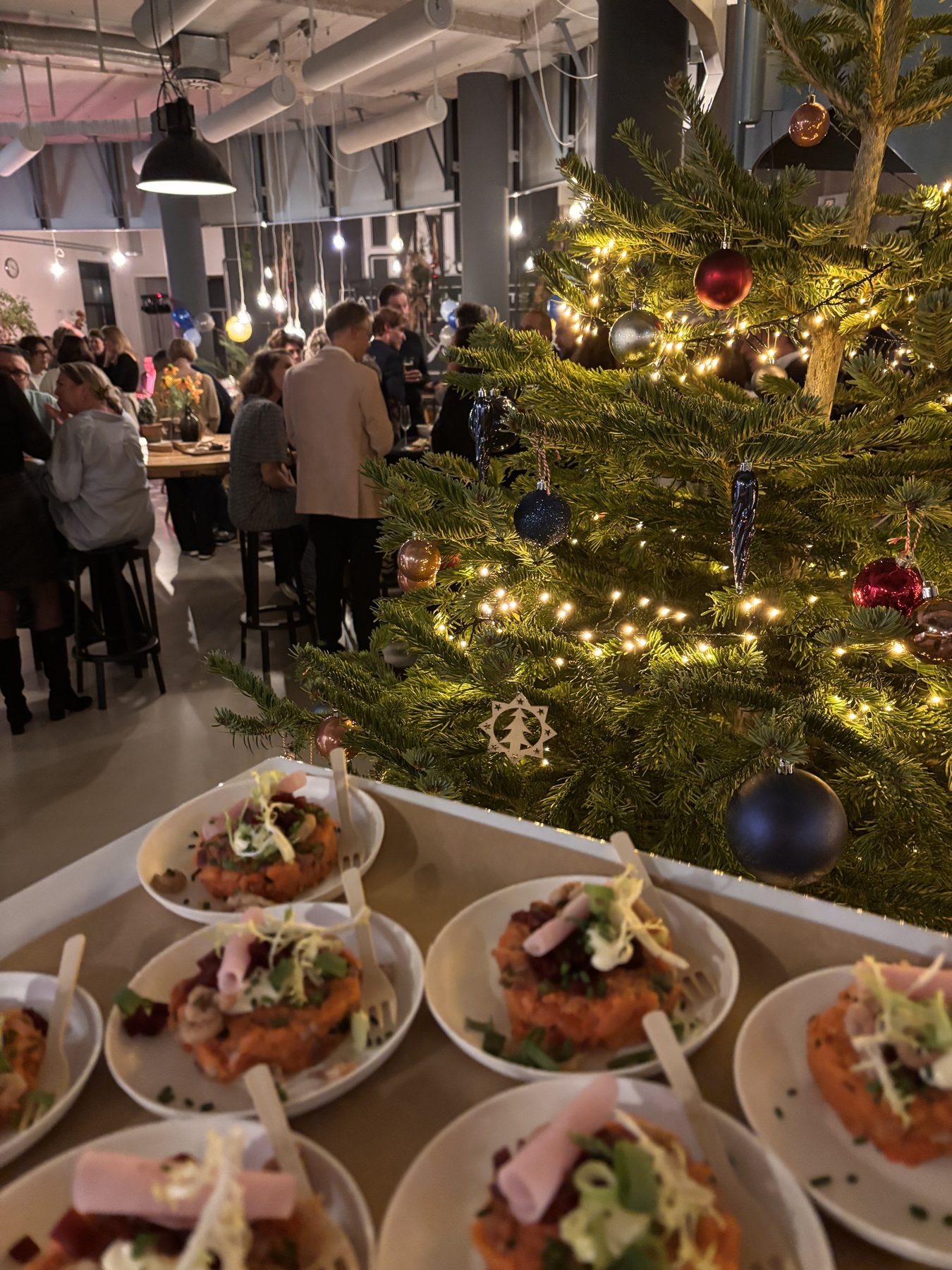 Kerst walking diner bij de kerstboom in de HALL