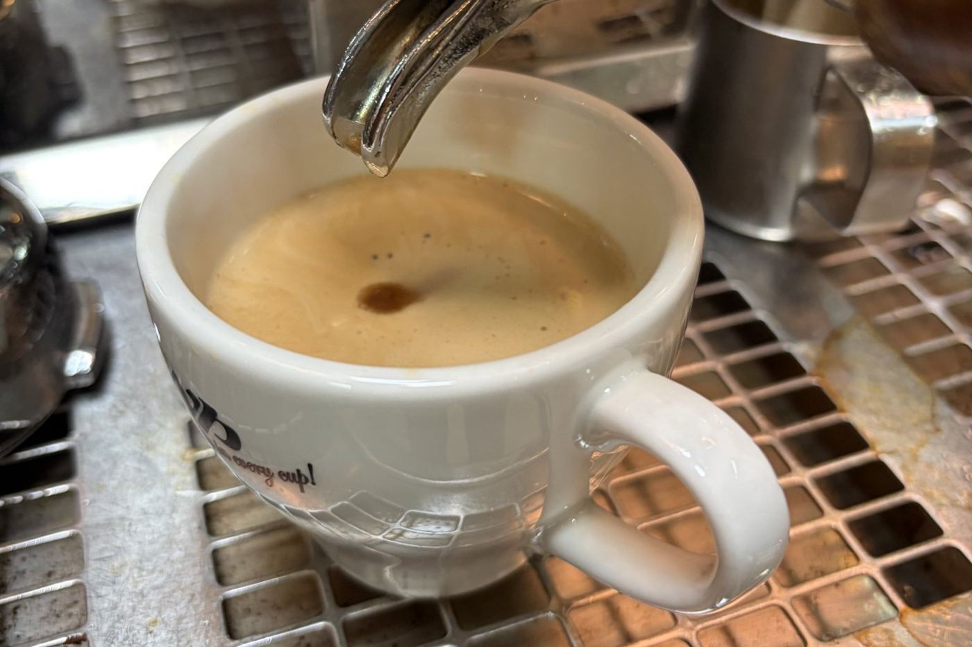 Verse espresso uit de machine bij de HALL in Woerden