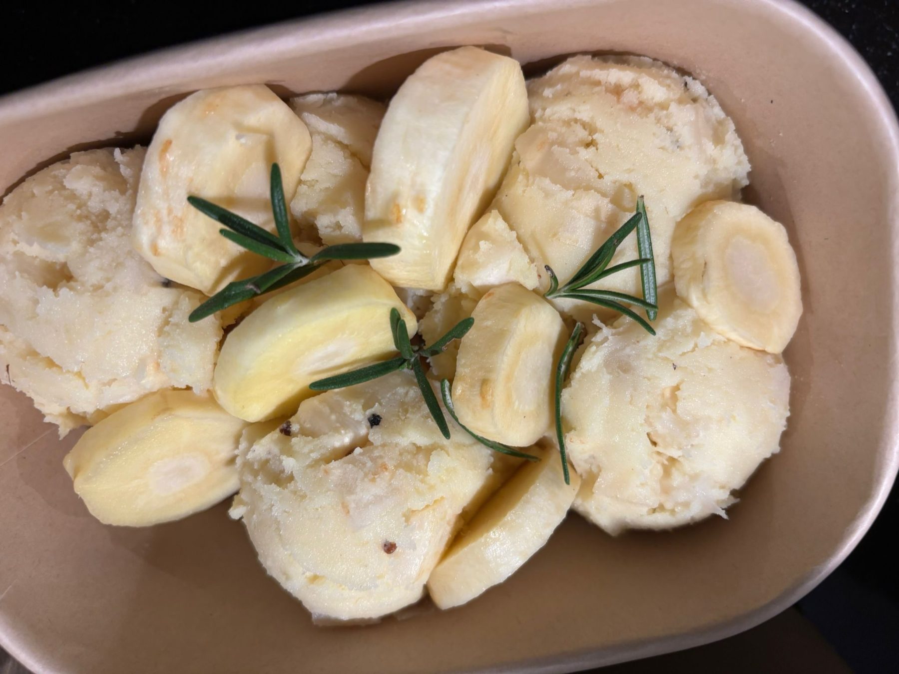 Mousseline van knolselderij en aardappel met pastinaak en rozemarijn