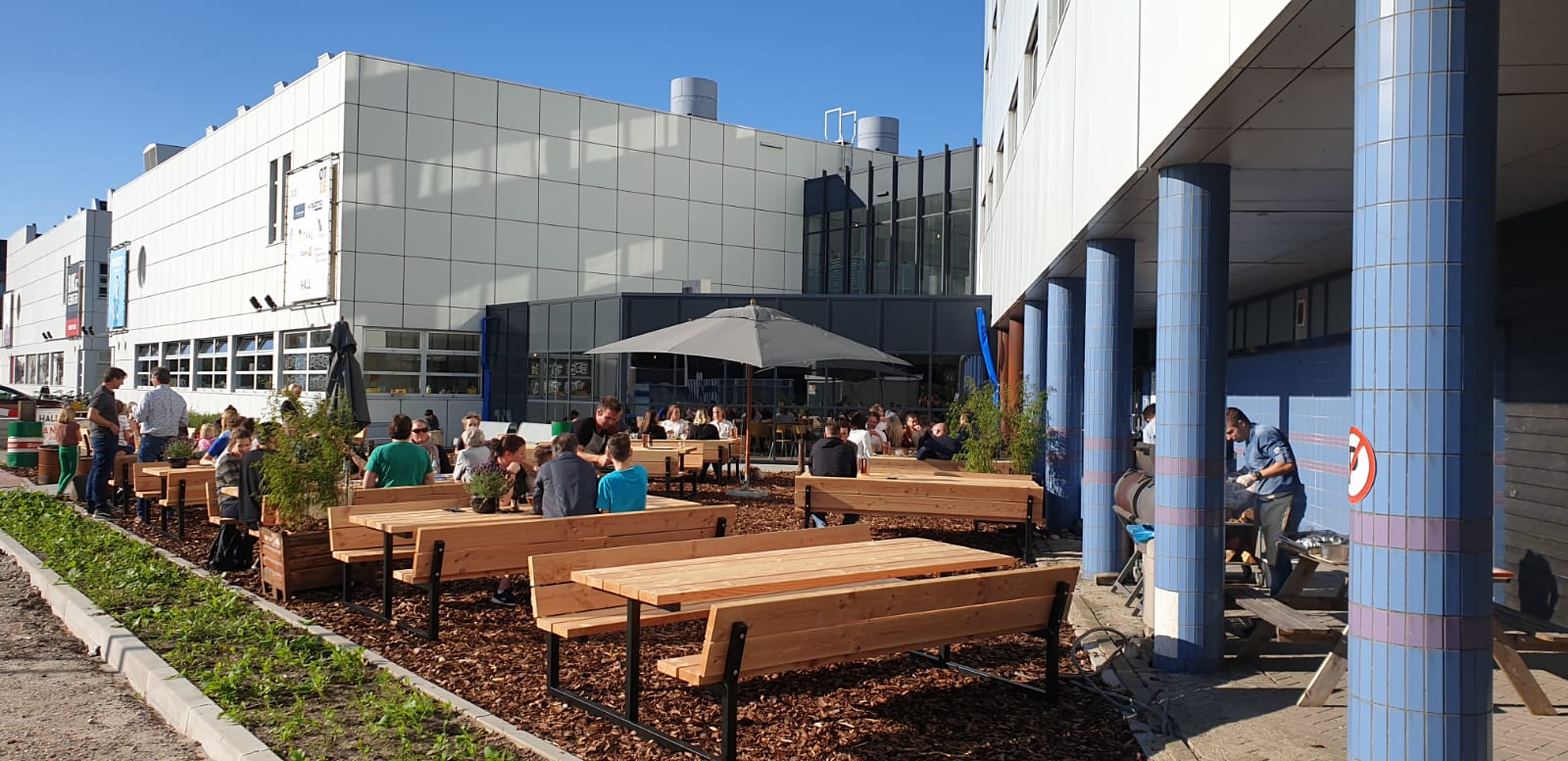 Het terras van de HALL bij het Intechnium in Woerden