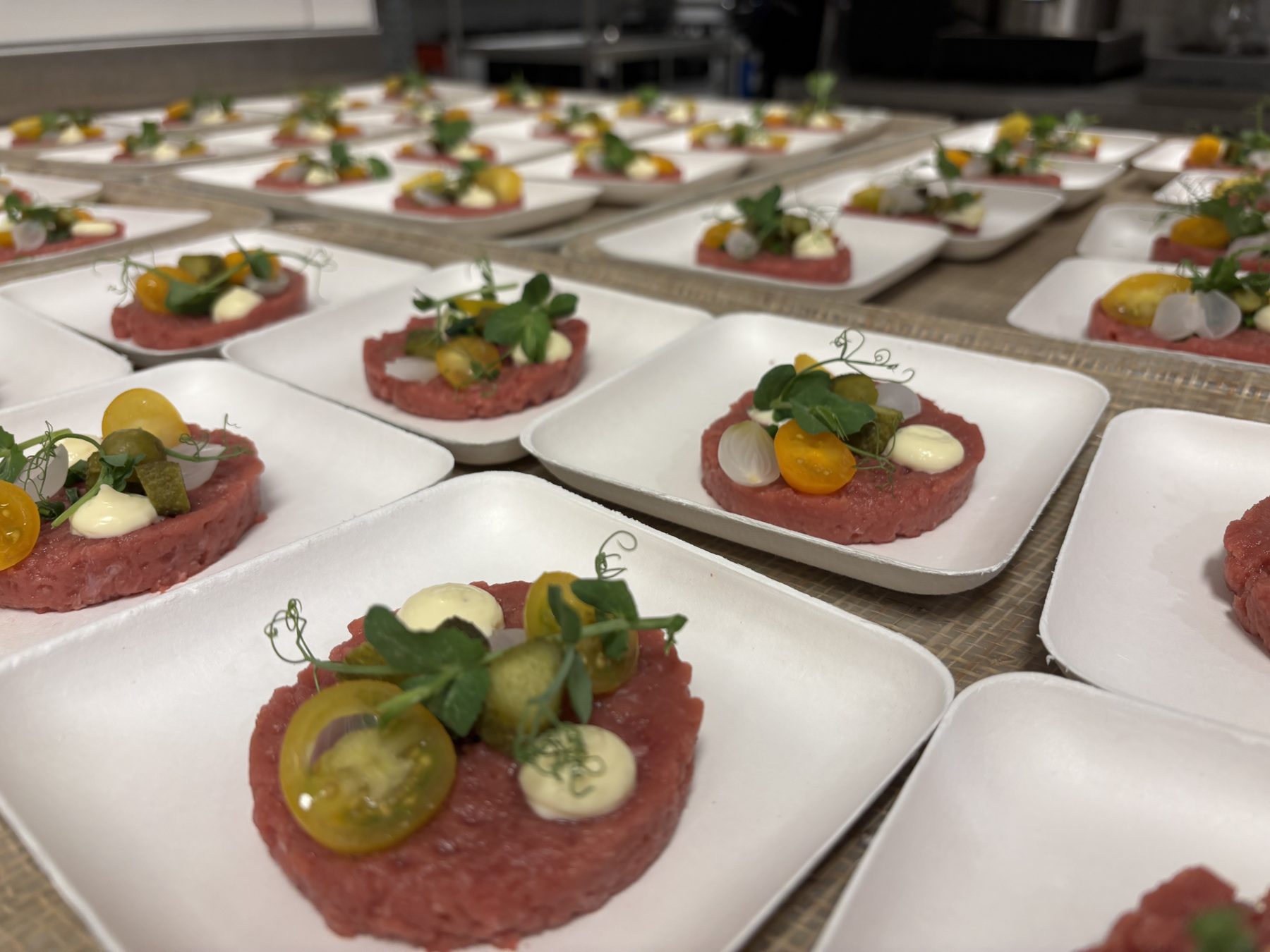 Tonijntartaar op kleine bordjes voor een walking diner van de HALL